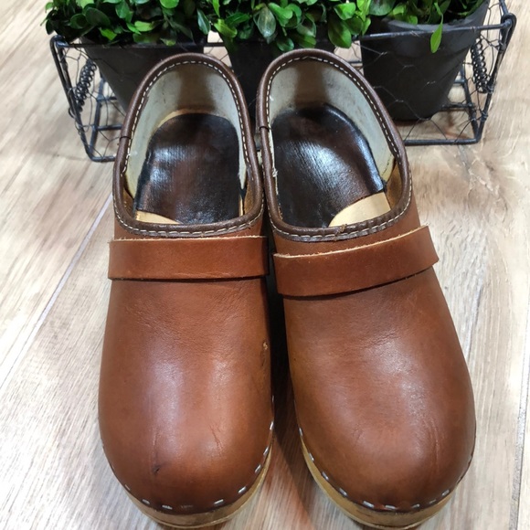 closed back swedish clogs
